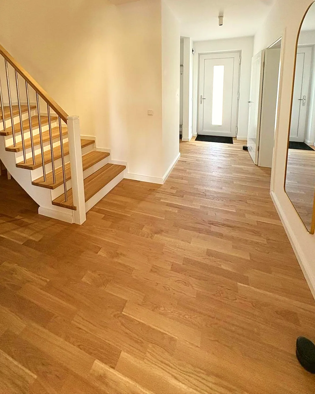 Geräumiger Eingangsbereich mit Treppe