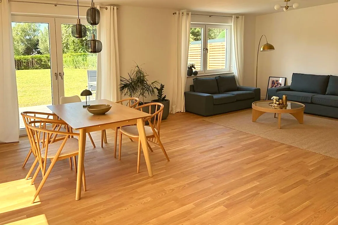 Offener Wohn- und Essbereich mit Blick in den Garten