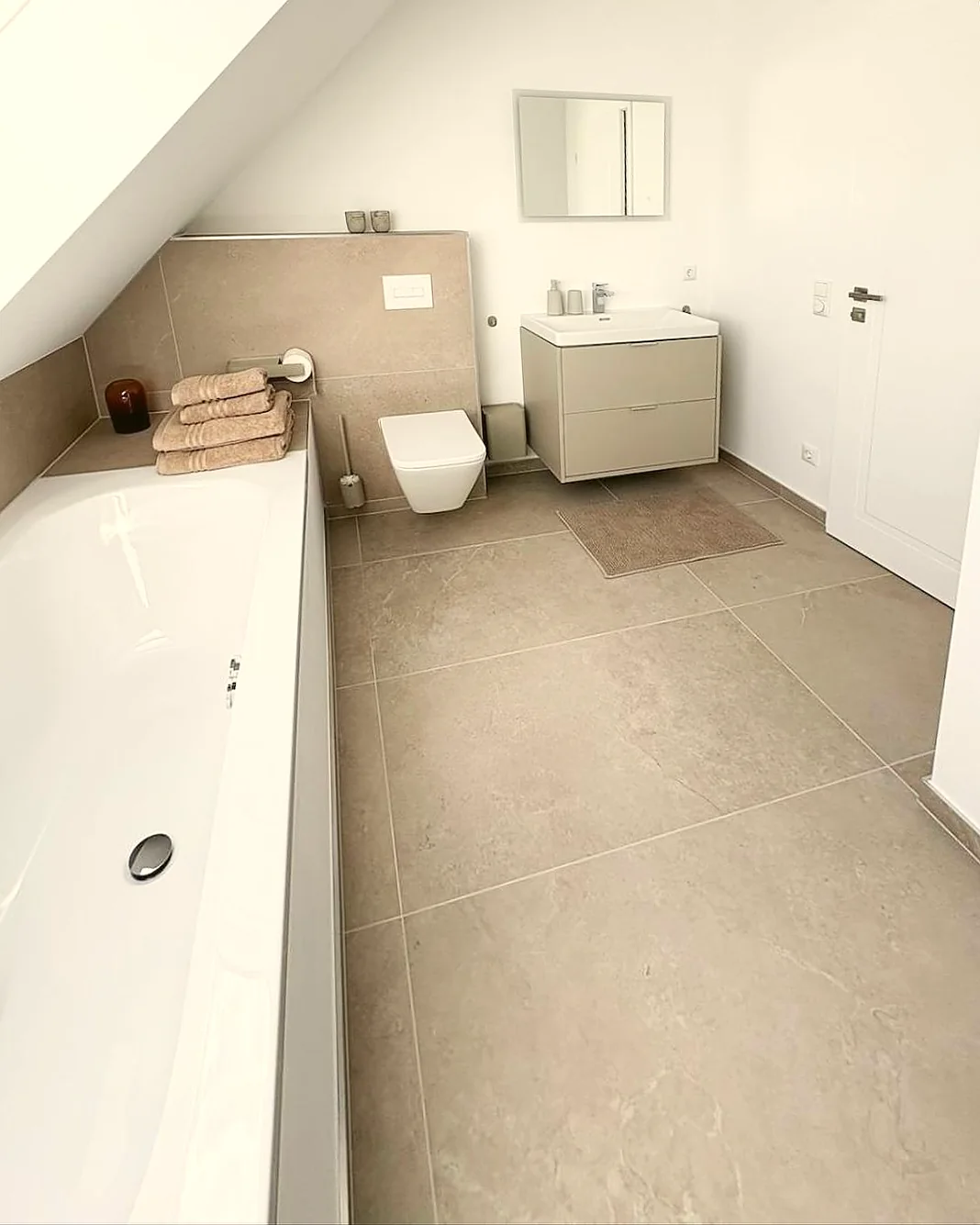 Helles Badezimmer mit Badewanne