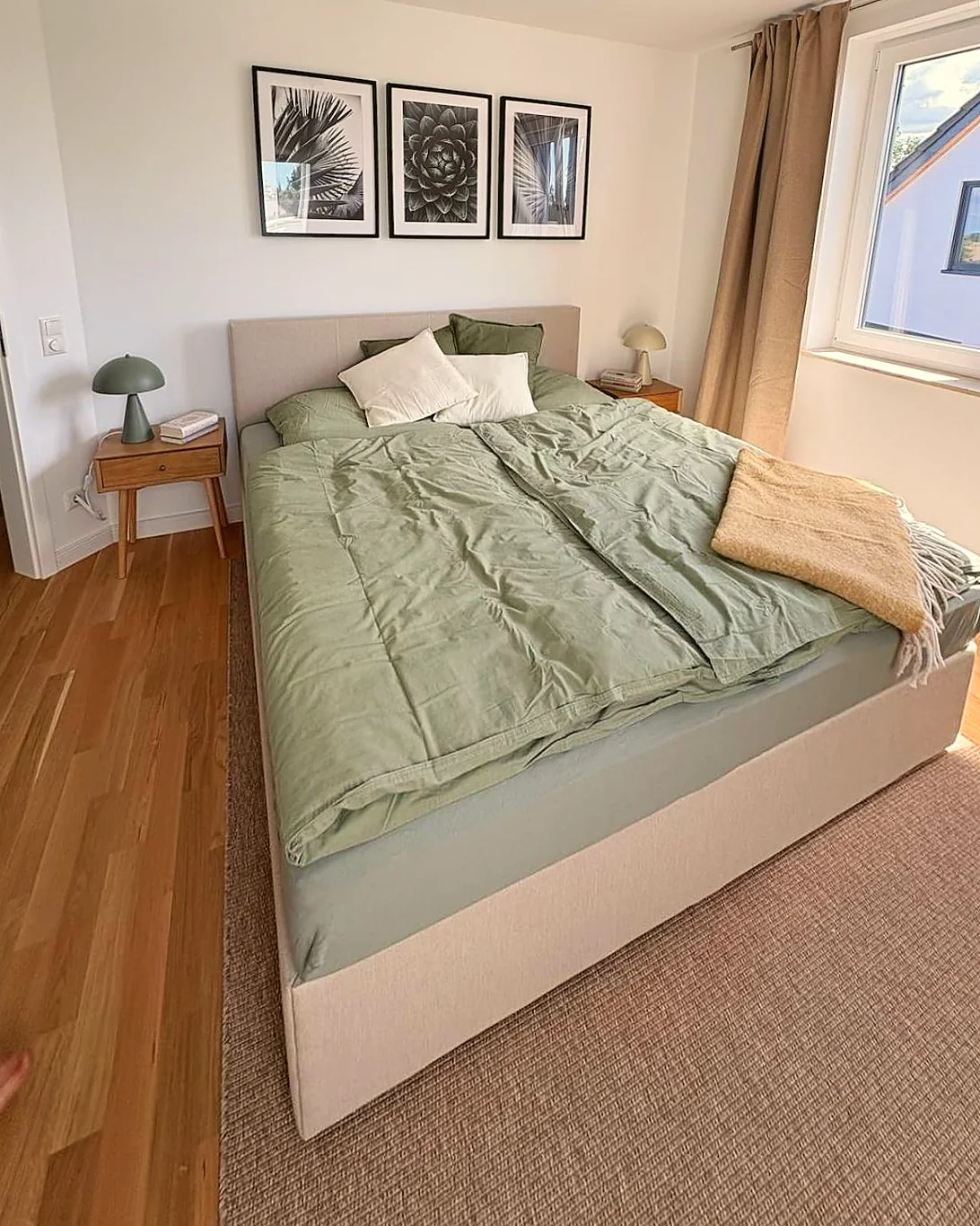 Schlafzimmer mit Doppelbett und Gartenblick