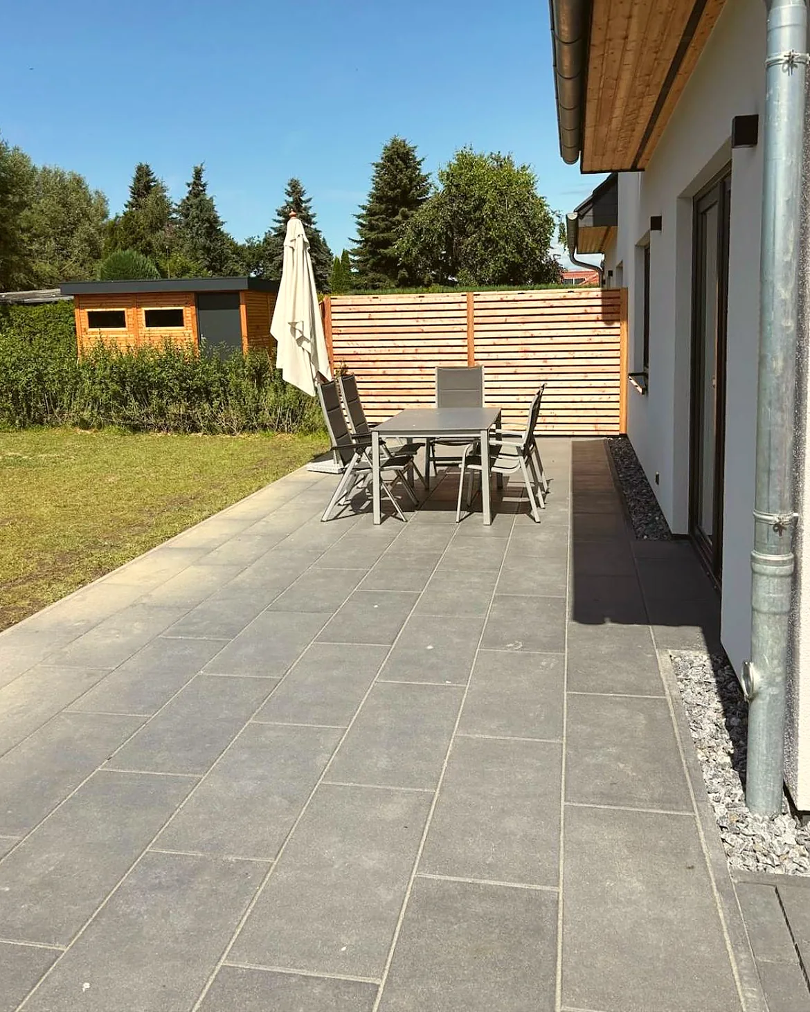 Große Terrasse direkt am Ferienhaus