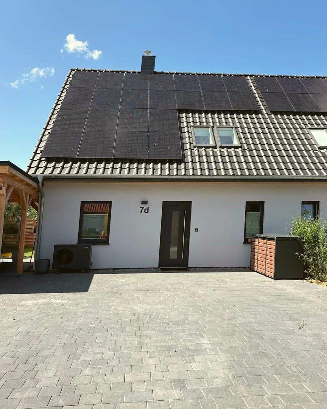 Eingang des Ferienhauses Clausdorf mit Privatparkplatz
