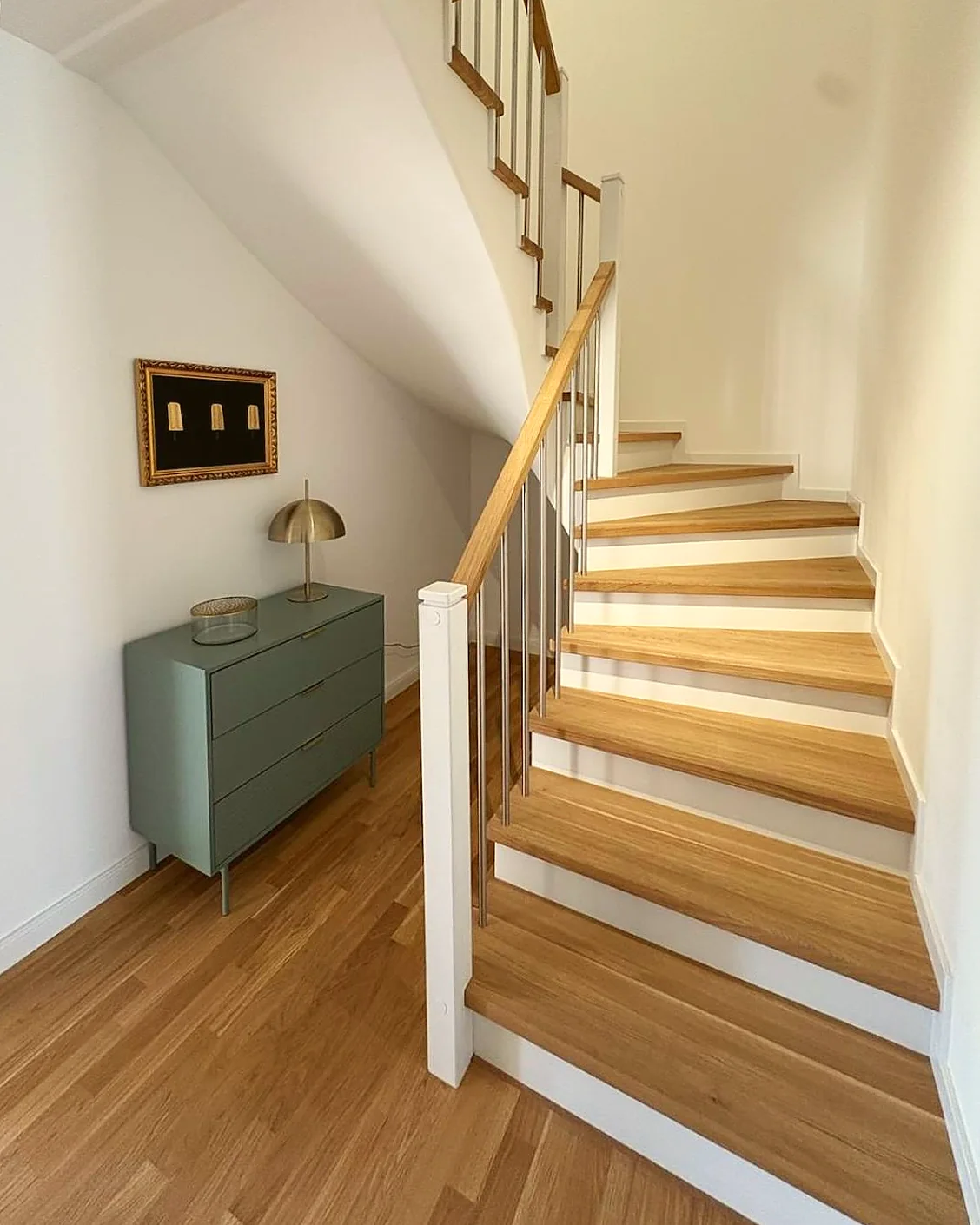 Helle Holztreppe im Ferienhaus