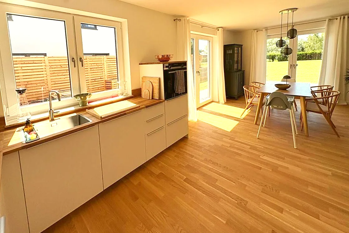 Offene Küche und Essbereich mit Terrassenzugang