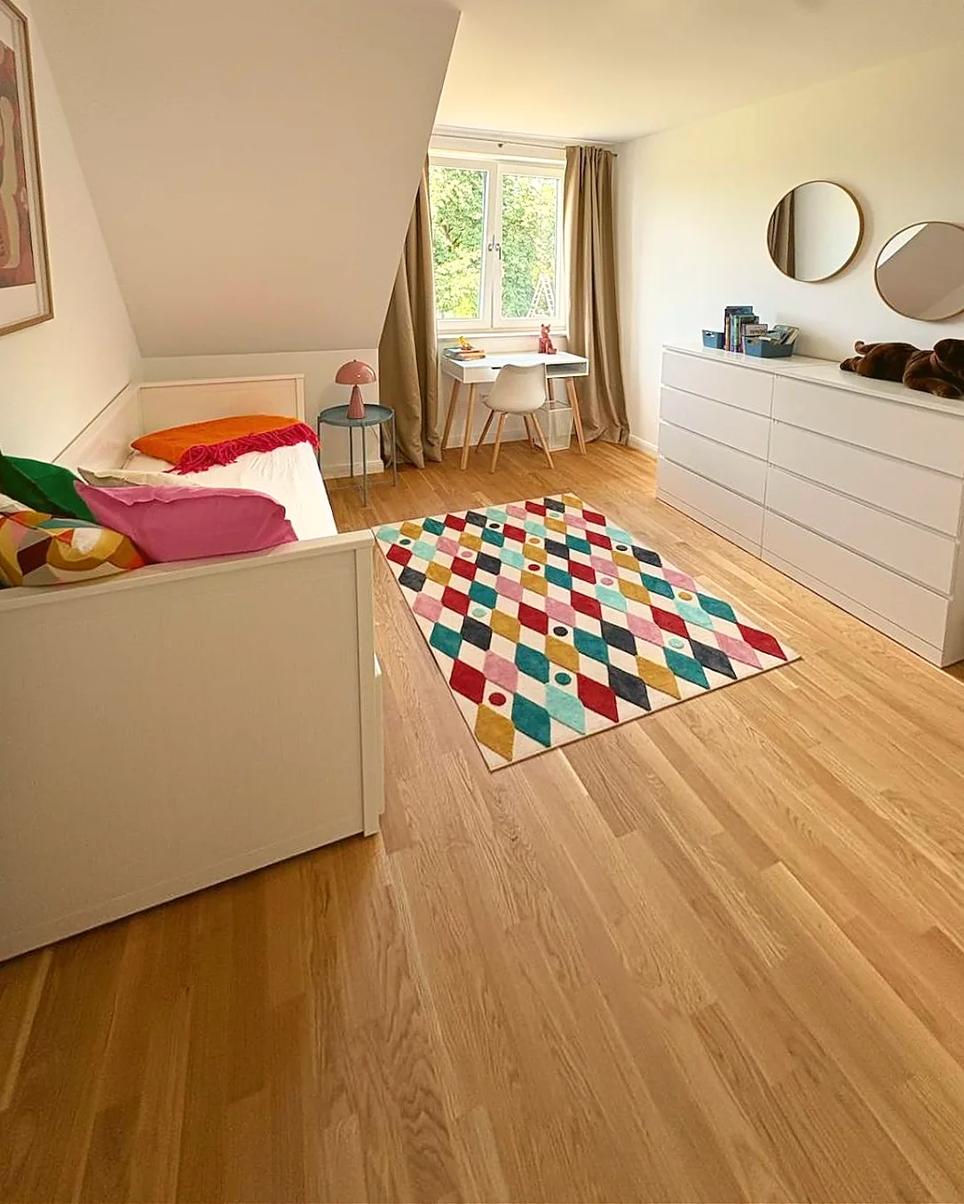 Freundliches Kinderzimmer mit Bett und Schreibtisch