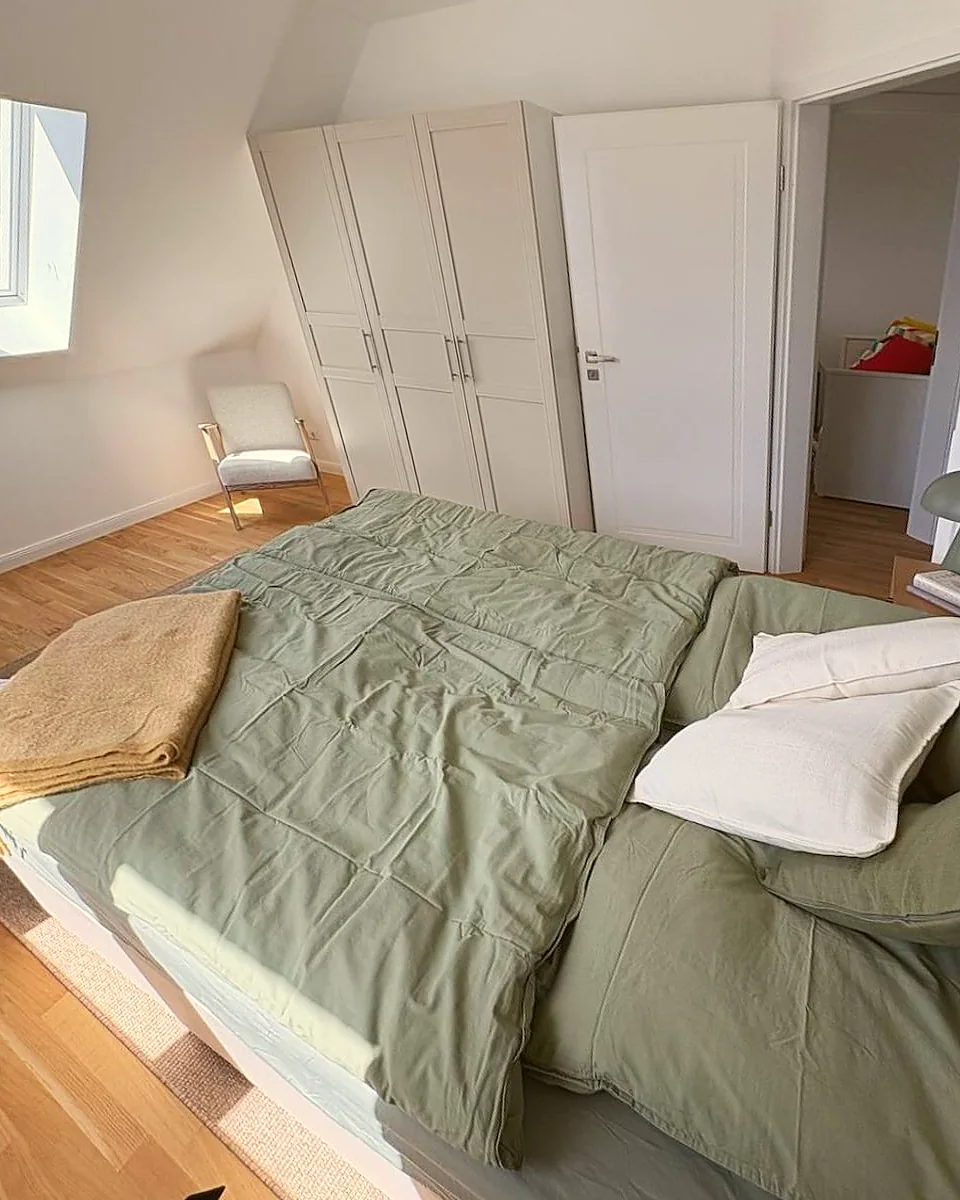 Doppelbett und Kleiderschrank im Schlafzimmer