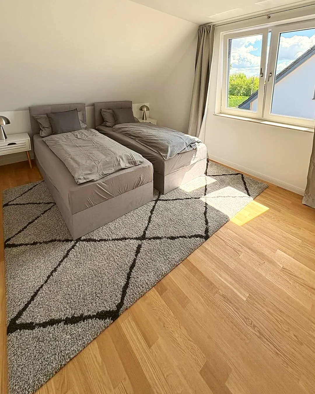 Schlafzimmer mit zwei Einzelbetten