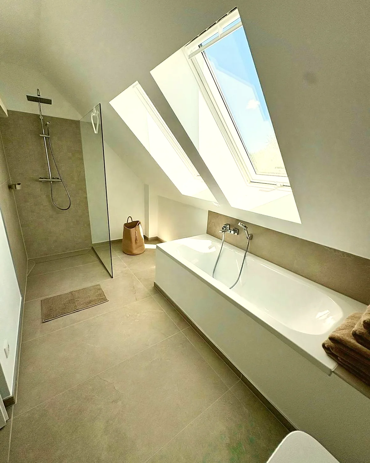 Großes Badezimmer mit Dusche und Badewanne