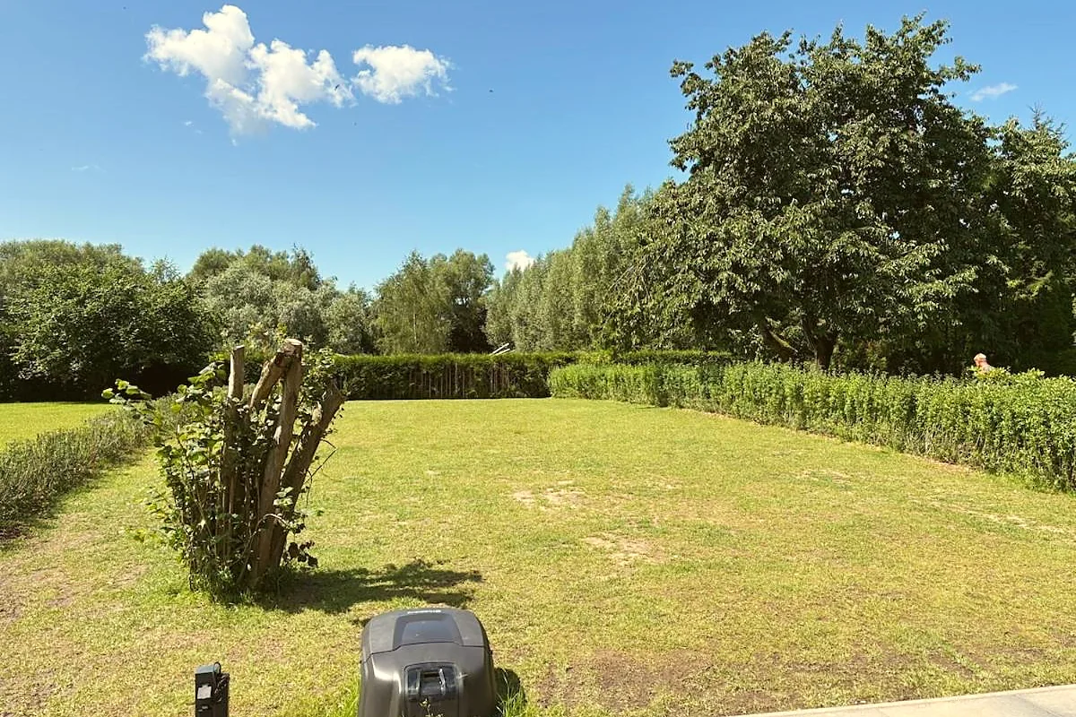 Weitläufiger grüner Garten des Ferienhauses